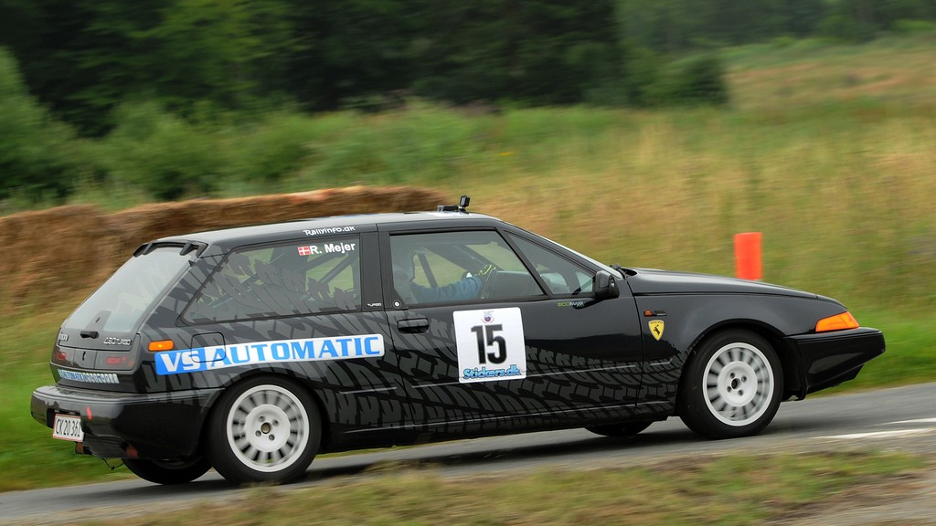 René Mejer er altid let genkendelig i den sjældne sorte Volvo 480 Turbo
(Foto: rallypics.dk / Viggo Johansen)